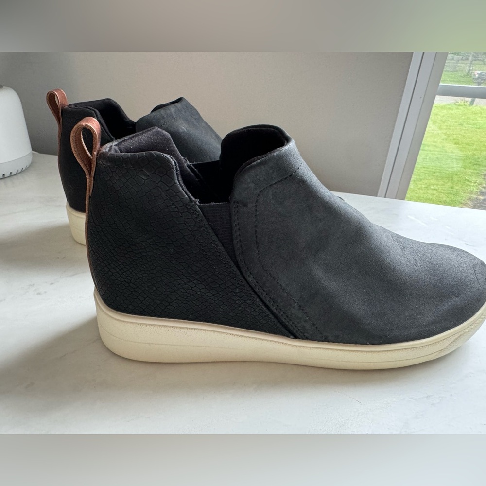Ryka Size 9.5 Black with Rose Gold Detail Walking Shoes NWOT